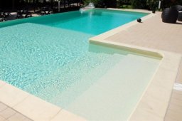 scala ingresso piscina rivestita in pvc color sabbia